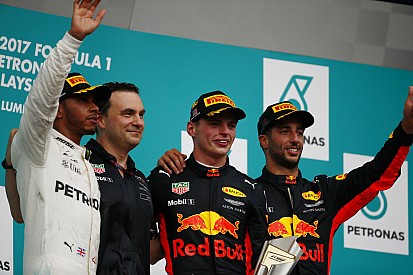Verstappen végre célba ért, és rögtön nyert: Ricciardo csak asszisztált