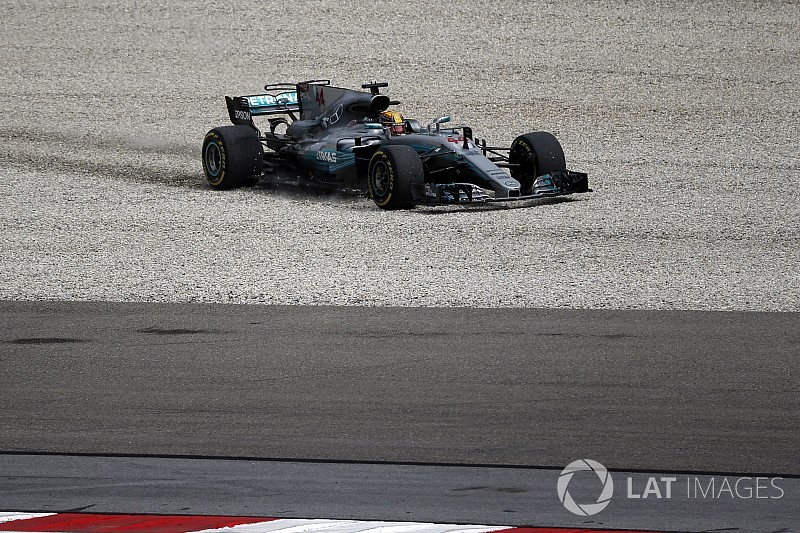 Mercedes: alapvető baj van a kocsival Sepangban