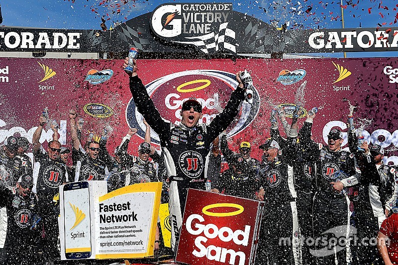Harvick supera a Edwards en un final de fotografía