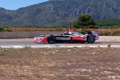 Monteiro mengetes mobil Mahindra Formula E di Calafat
