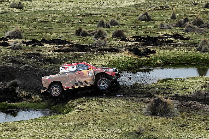Al Attiyah espera fallo de Sainz en el Dakar