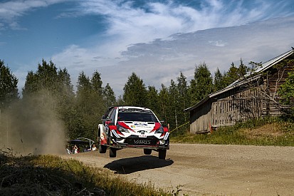 WRC Finland: Tanak leidt, Neuville bijt in het stof