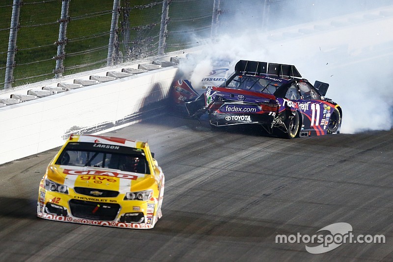 Hamlin, other contenders wreck late while fighting for second - video