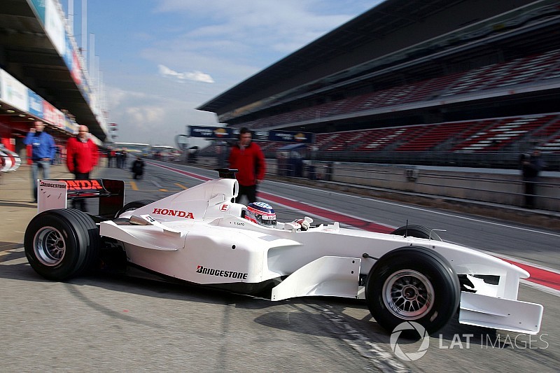 VIDEO: diseños curiosos de los coches en los test de F1