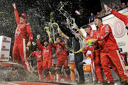 Bell segura Chastain no fim e vence em Richmond