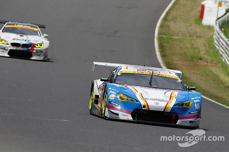 【スーパーGT】鈴鹿途中経過:GT300トップ18号車にまさかのトラブル