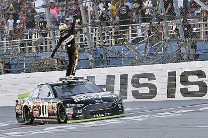 Алмирола выиграл впервые с 2014 года и прошел в «раунд восьми» NASCAR Cup