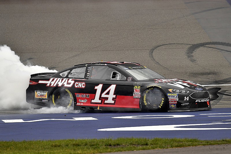 Clint Bowyer vince in Michigan prima della pioggia nella tripletta Stewart-Haas