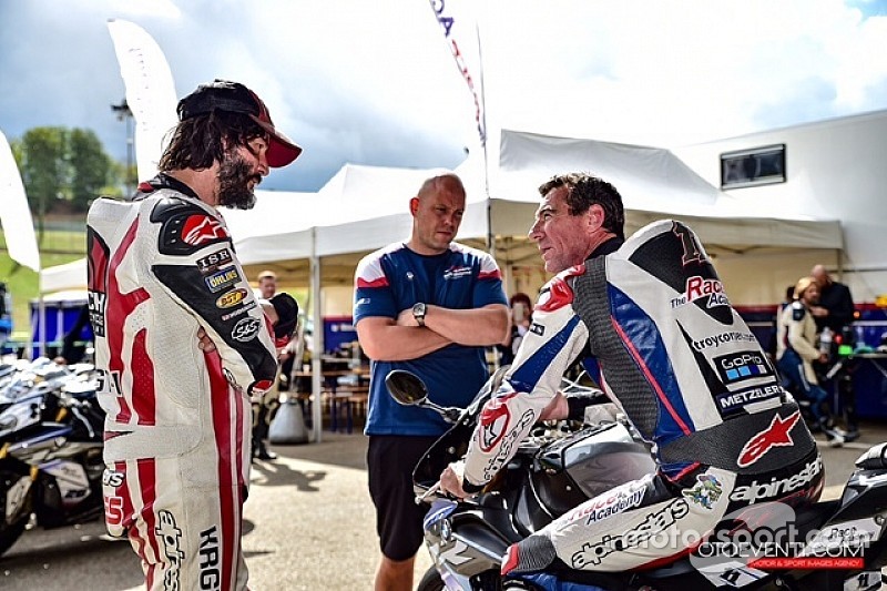 Keanu Reeves rueda como piloto en Mugello