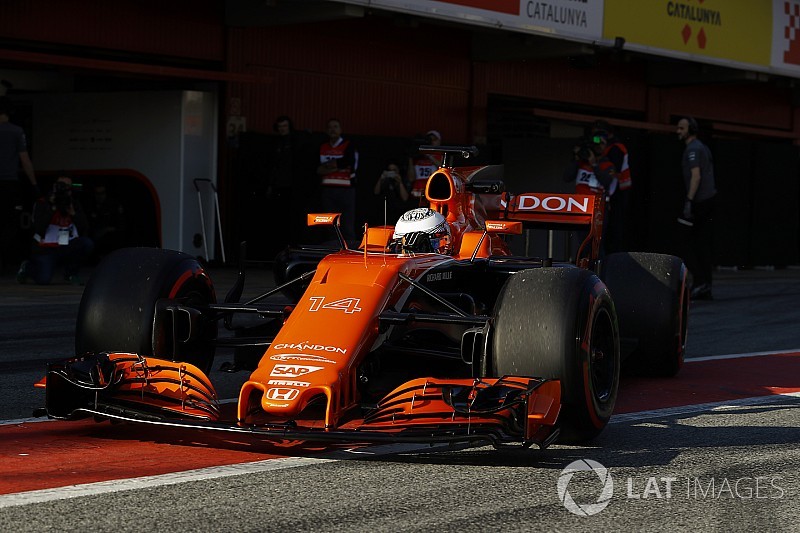 Alonso rijdt als eerste met 2018-McLaren in Barcelona