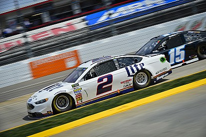 Keselowski, Martinsvelle'de Kyle Busch ile olan mücadelesinden galip ayrıldı
