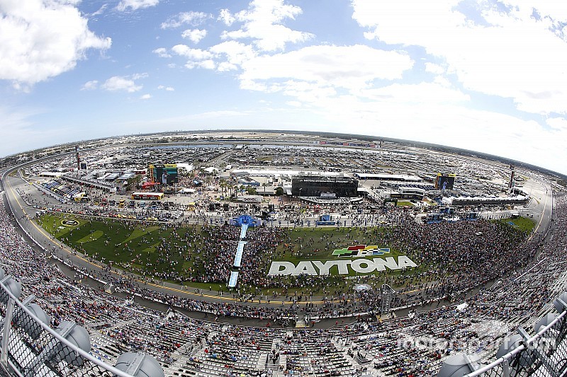 Супербоул для сток-каров. Почему нельзя пропустить старт сезона NASCAR