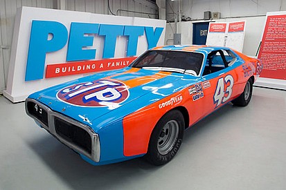 Richard Petty subastará autos y trofeos ganadores