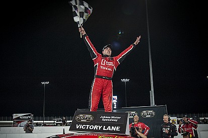 Kevin Lacroix scores maiden oval track win in NASCAR Pinty’s Series