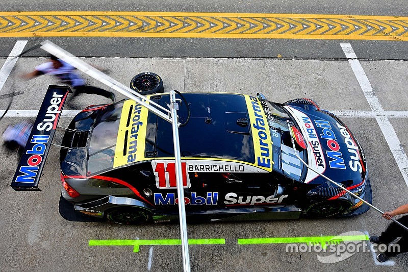 Barrichello dá volta sensacional e é pole em Curitiba