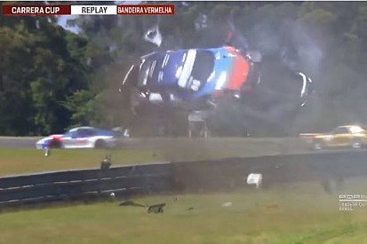 VÍDEO: Carro capota dez vezes e voa por cima do guard rail