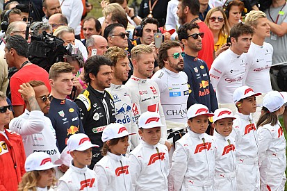 Ecclestone: Hamilton és Vettel sem szeretné csapattársnak Verstappent