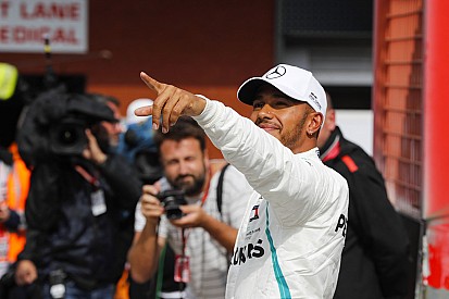Videón Hamilton köre, amivel ismét legyőzte a Ferrarit az esőben