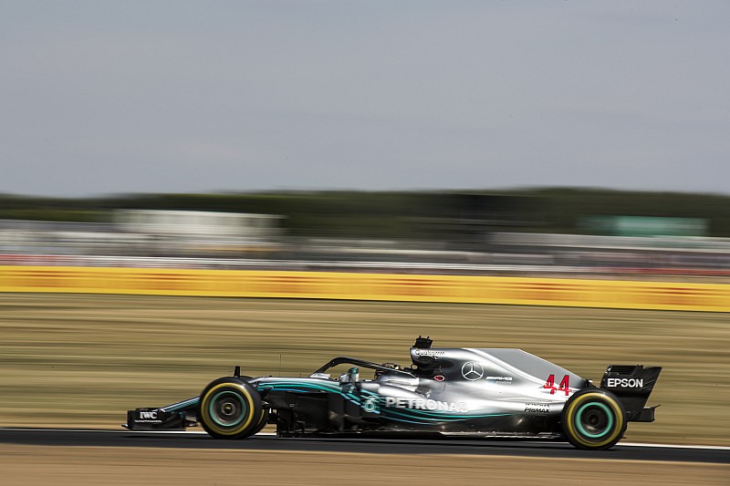 Hamilton reage no fim, bate Vettel e faz pole em Silverstone