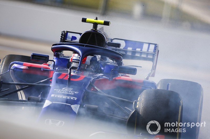 Brivido per Gasly, un detrito lo ha colpito sulla visiera: