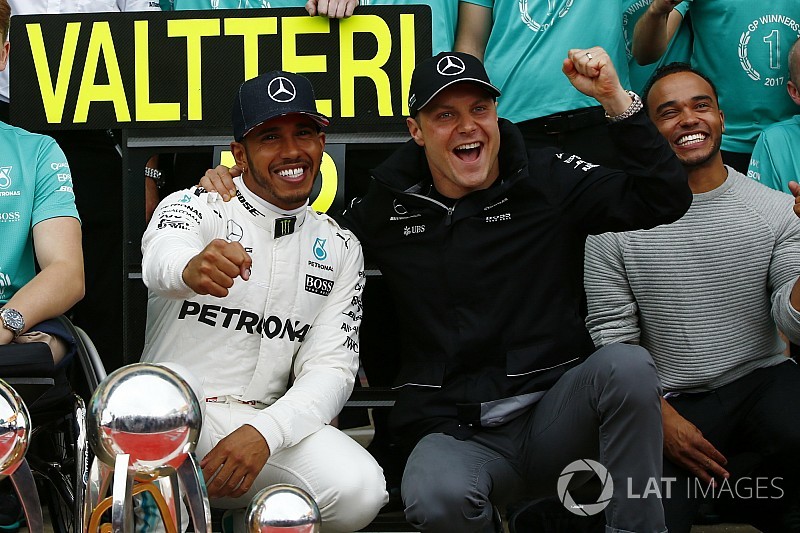 Képeken Hamilton nagy öröme Silverstone-ból