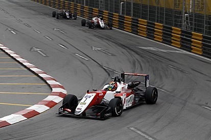 Macau GP: Ilott passes Eriksson for qualifying race win