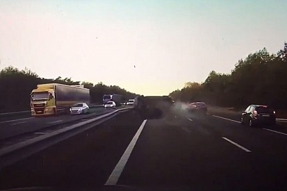 VIDÉO - Une Tesla prédit un accident avant qu'il n'arrive