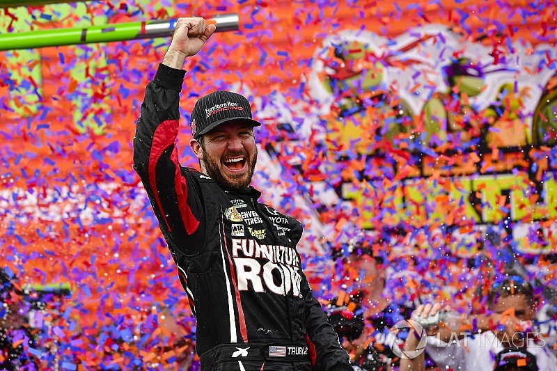 Martin Truex se lleva el primer triunfo en los playoffs de la Cup