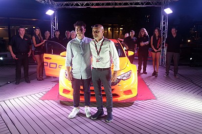 Kevin Giacon, orgoglio tricolore: "Con la Fiat Tipo TCR vogliamo portare l'Italia in alto nel mondo!"