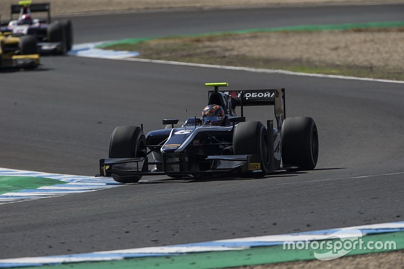 Artem Markelov se lleva la victoria en una carrera loca de F2 en Jerez