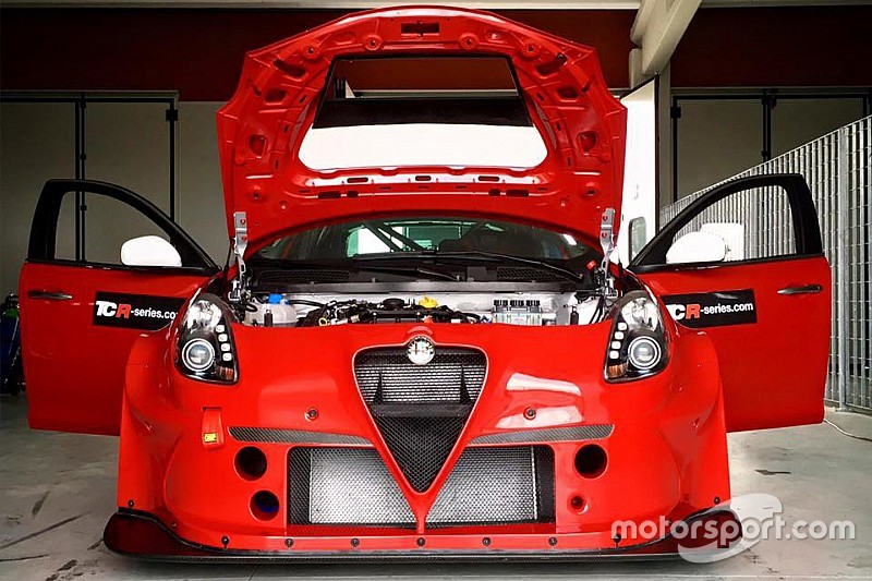 TCR-Comeback: Alfa Romeo mit rundum erneuerter Giulietta in Knallrot