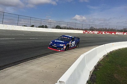 Marcos Gomes quebra recorde de pista em teste na NASCAR