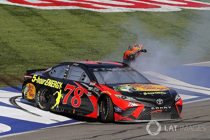 El triunfo de Truex tranquiliza al equipo Furniture Row
