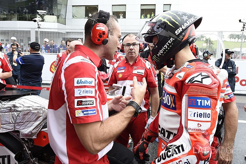 Lorenzo: “Si Dovizioso va delante y Márquez tiene problemas, estaré atento a la pizarra”