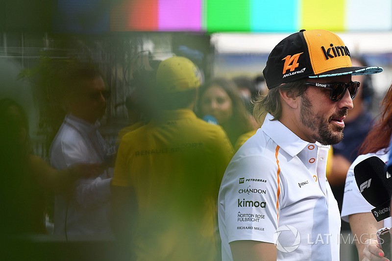 Alonso diz que teve 6 ofertas da Red Bull e exige desculpas
