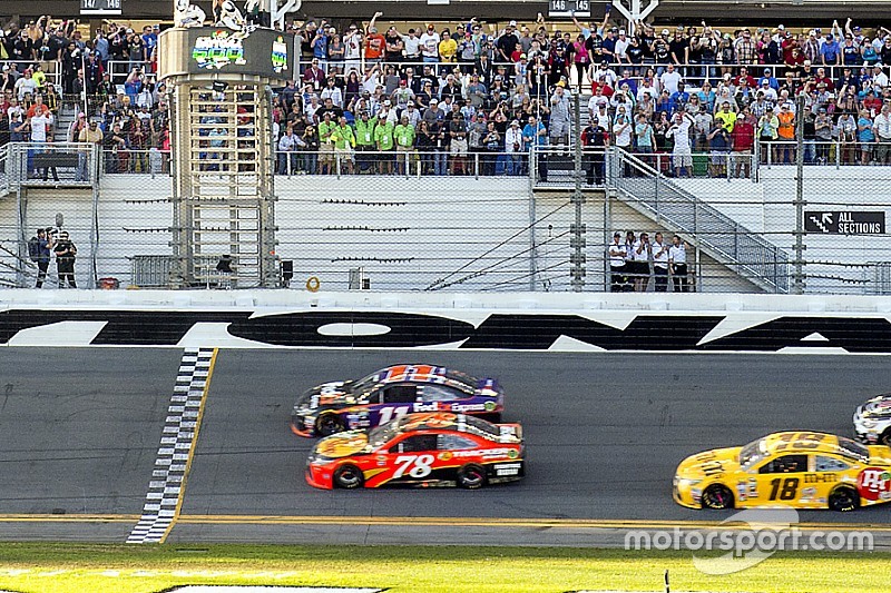 Fotofinish beim Daytona 500: Denny Hamlin bezwingt Martin Truex Jr.