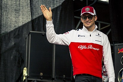 Russell: Leclerc'in Sauber başarısı benim gibiler için iyi