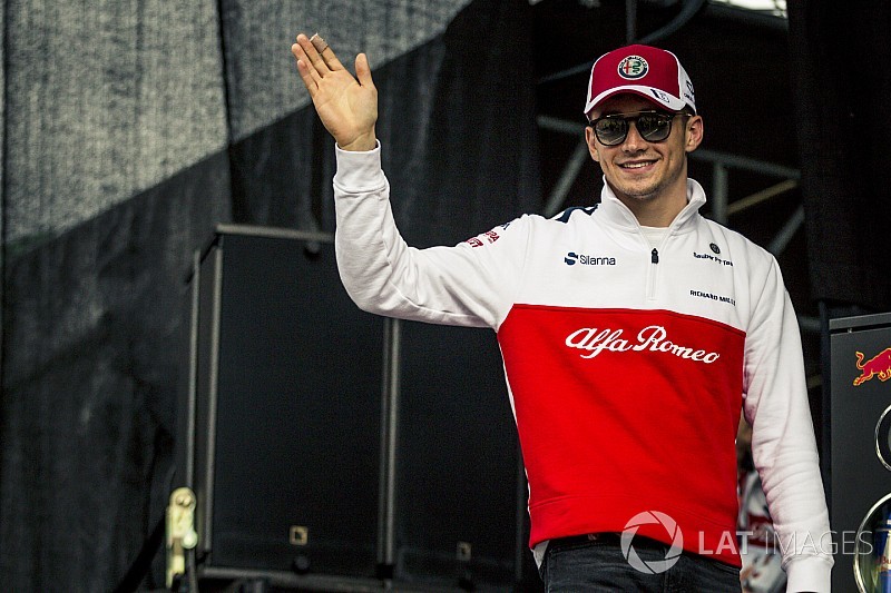 Russell cree que el éxito de Leclerc en la F1 ayuda a los jóvenes pilotos