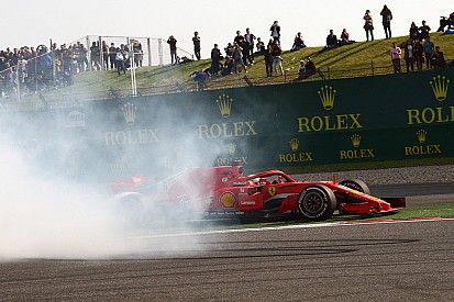 Képeken Vettel súlyosan megsérült padlólemeze Kínából