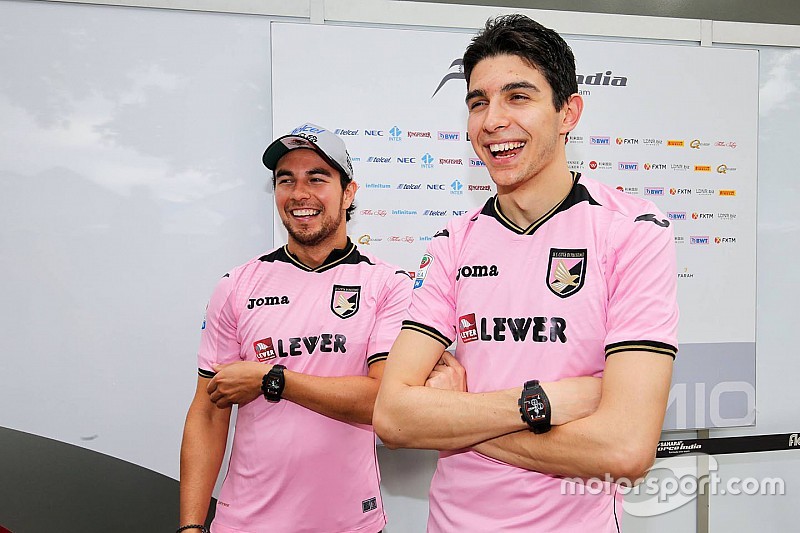 Galeri: Duo pembalap Force India pakai baju bola tim Palermo