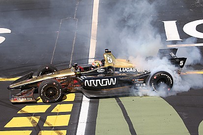 Hinchcliffe triunfa en Iowa; Newgarden vive un final inesperado