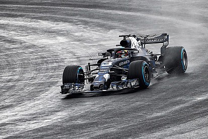 Новая машина Red Bull впервые выехала на трассу
