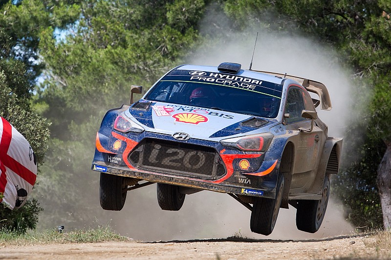 Neuville vince dopo un capottamento sfiorato: