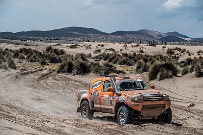 Calleja dice adiós al Dakar tras varios días de sufrimiento