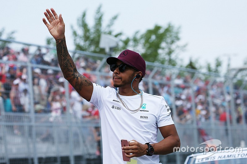 Hamilton beérte Vettelt, Sennát, Mansellt és Stewartot