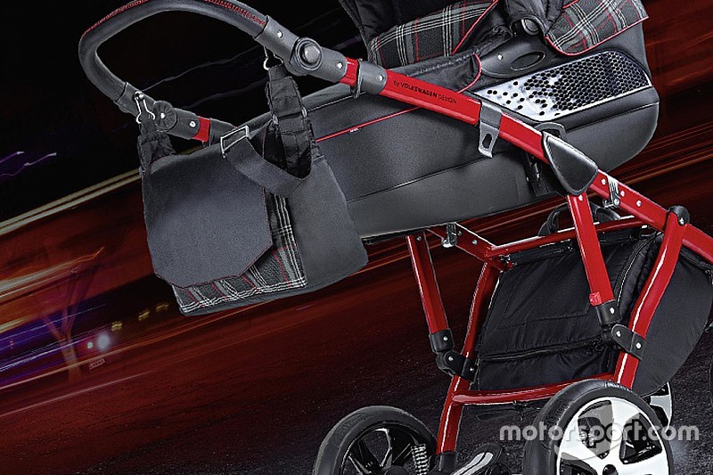 Un Volkswagen GTI en un carrito de bebé