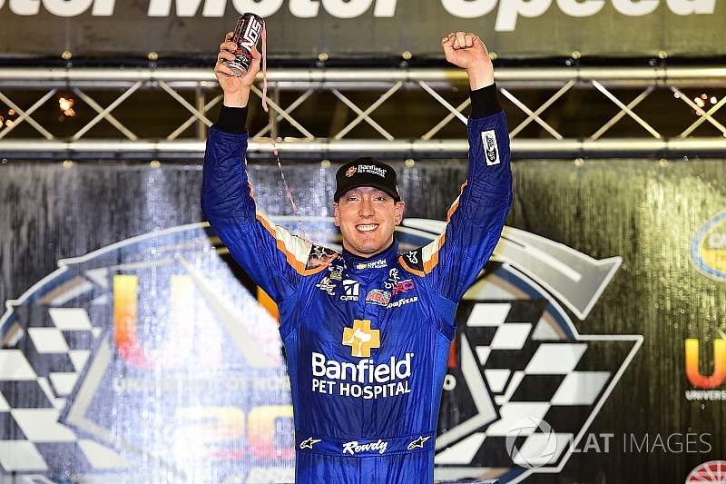 Kyle Busch supera punição e vence em Bristol