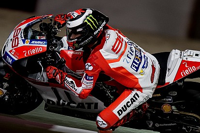 Lorenzo sufre su primera caída como piloto de Ducati