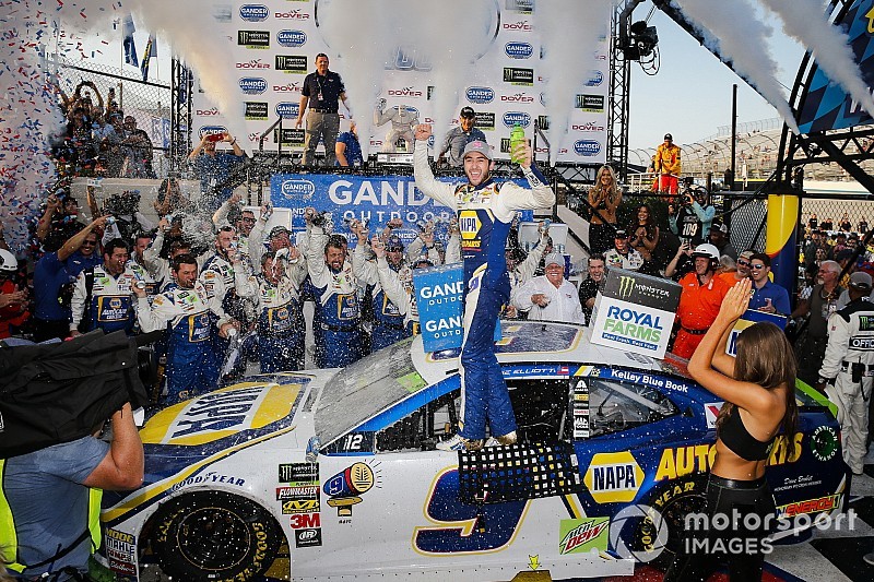 Chase Elliott obtiene su primera victoria en óvalo de forma dramática