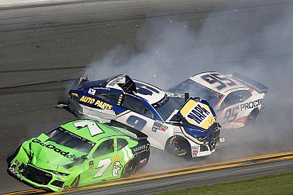 La última carrera de Danica Patrick en NASCAR termina con un choque